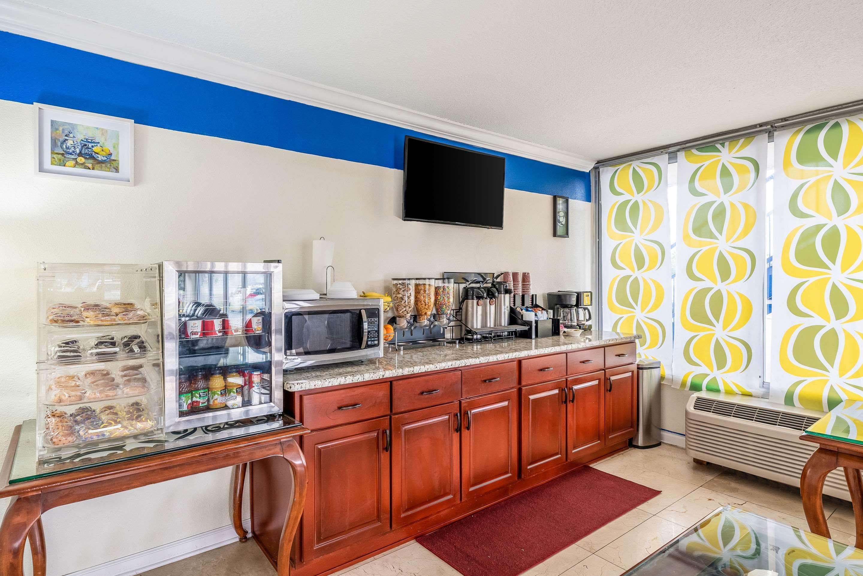 Rodeway Inn Bushnell Екстериор снимка