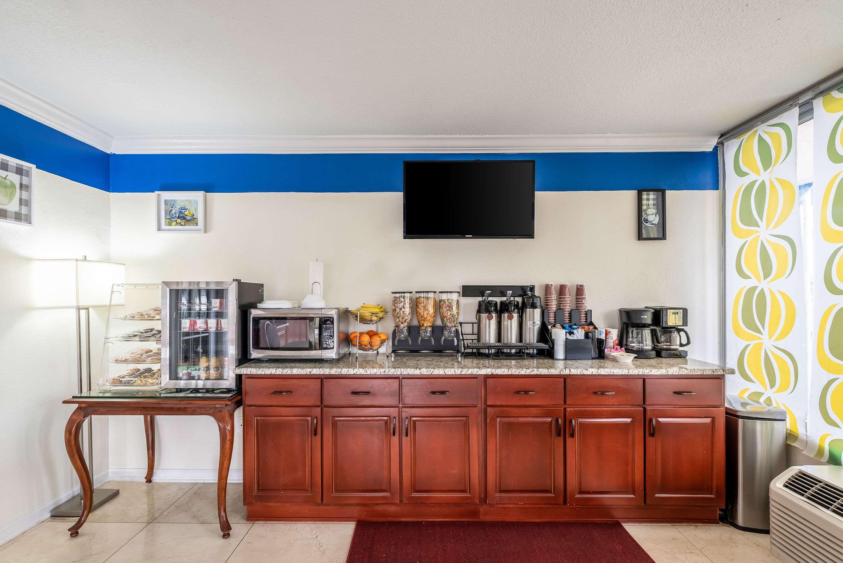 Rodeway Inn Bushnell Екстериор снимка