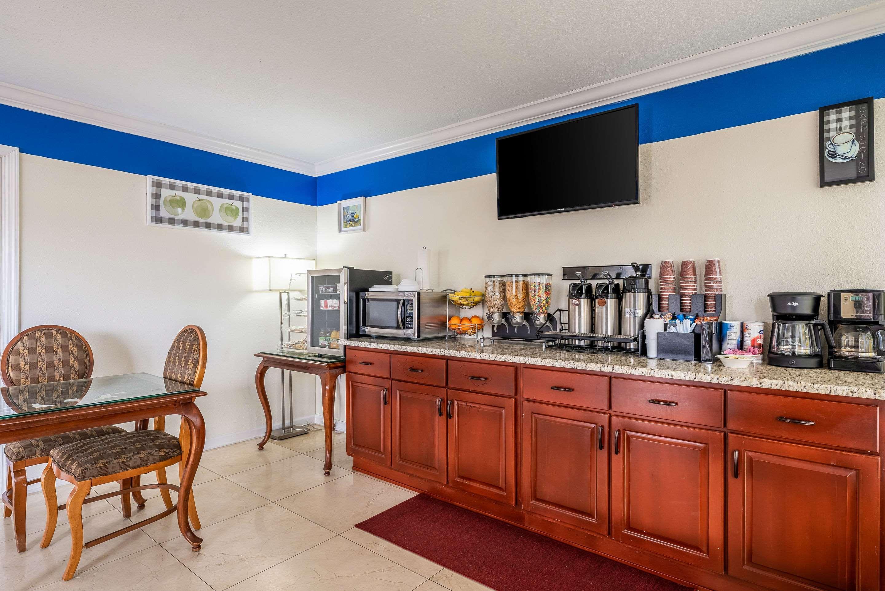 Rodeway Inn Bushnell Екстериор снимка