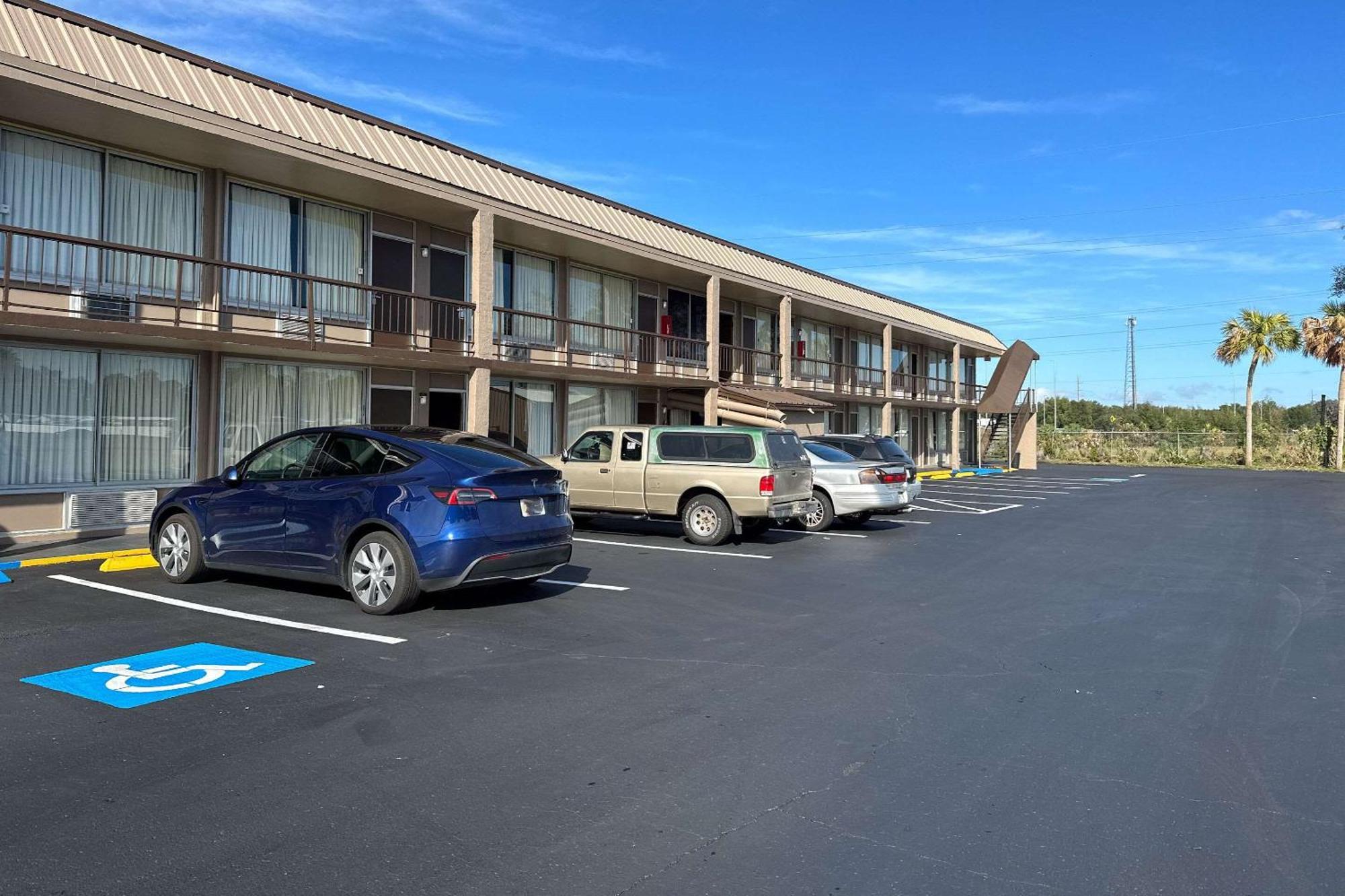 Rodeway Inn Bushnell Екстериор снимка