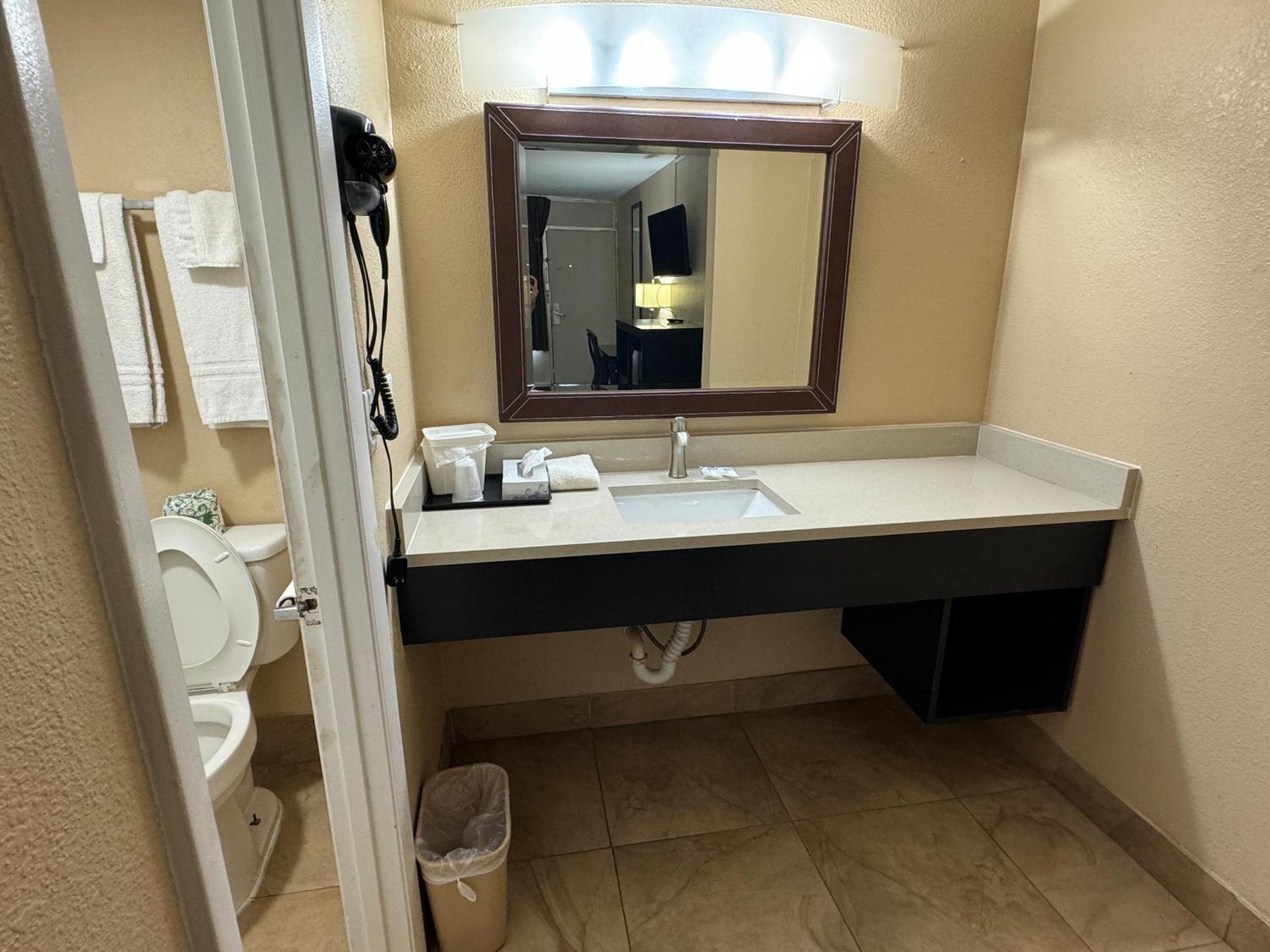 Rodeway Inn Bushnell Екстериор снимка