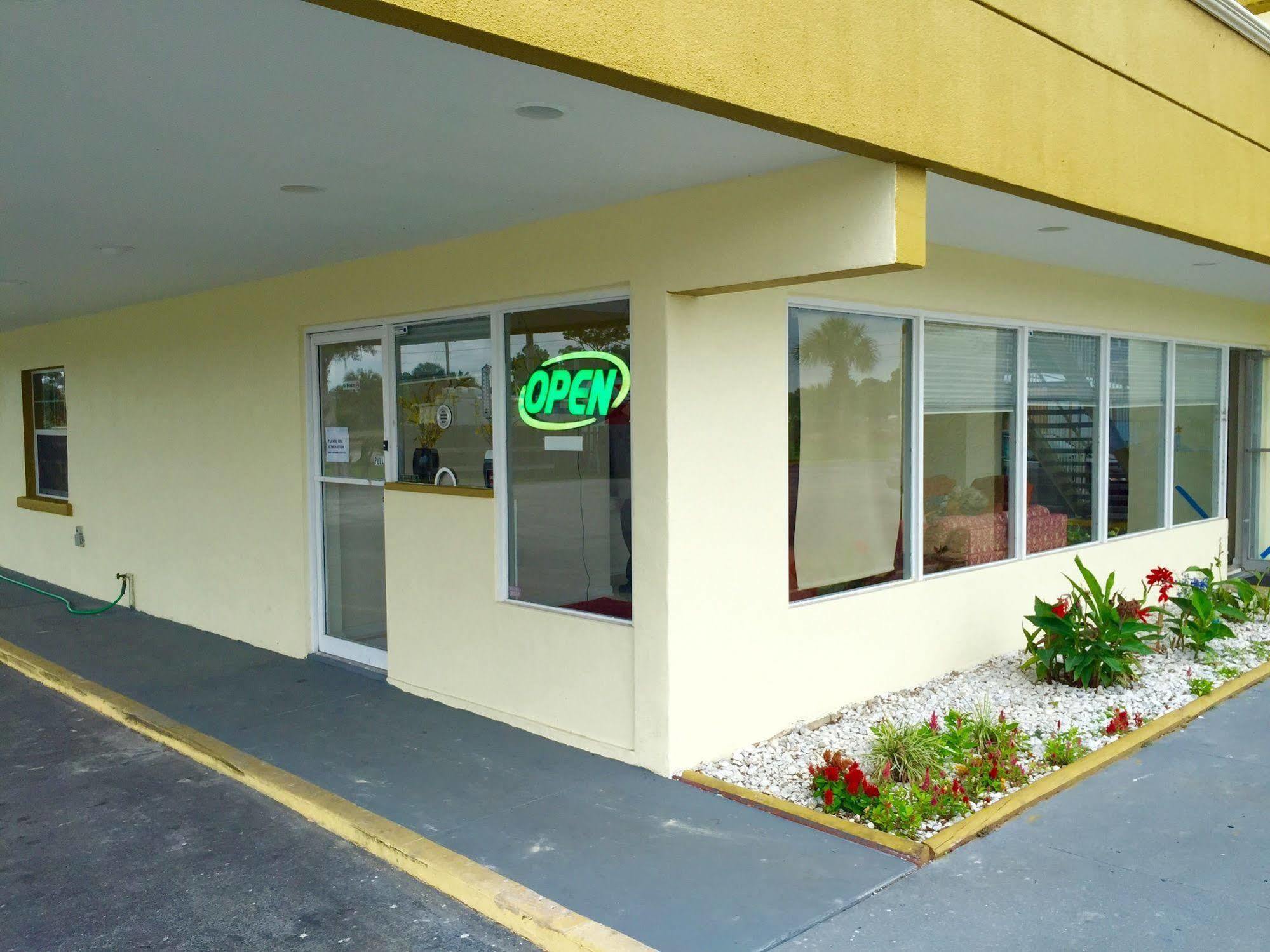 Rodeway Inn Bushnell Екстериор снимка