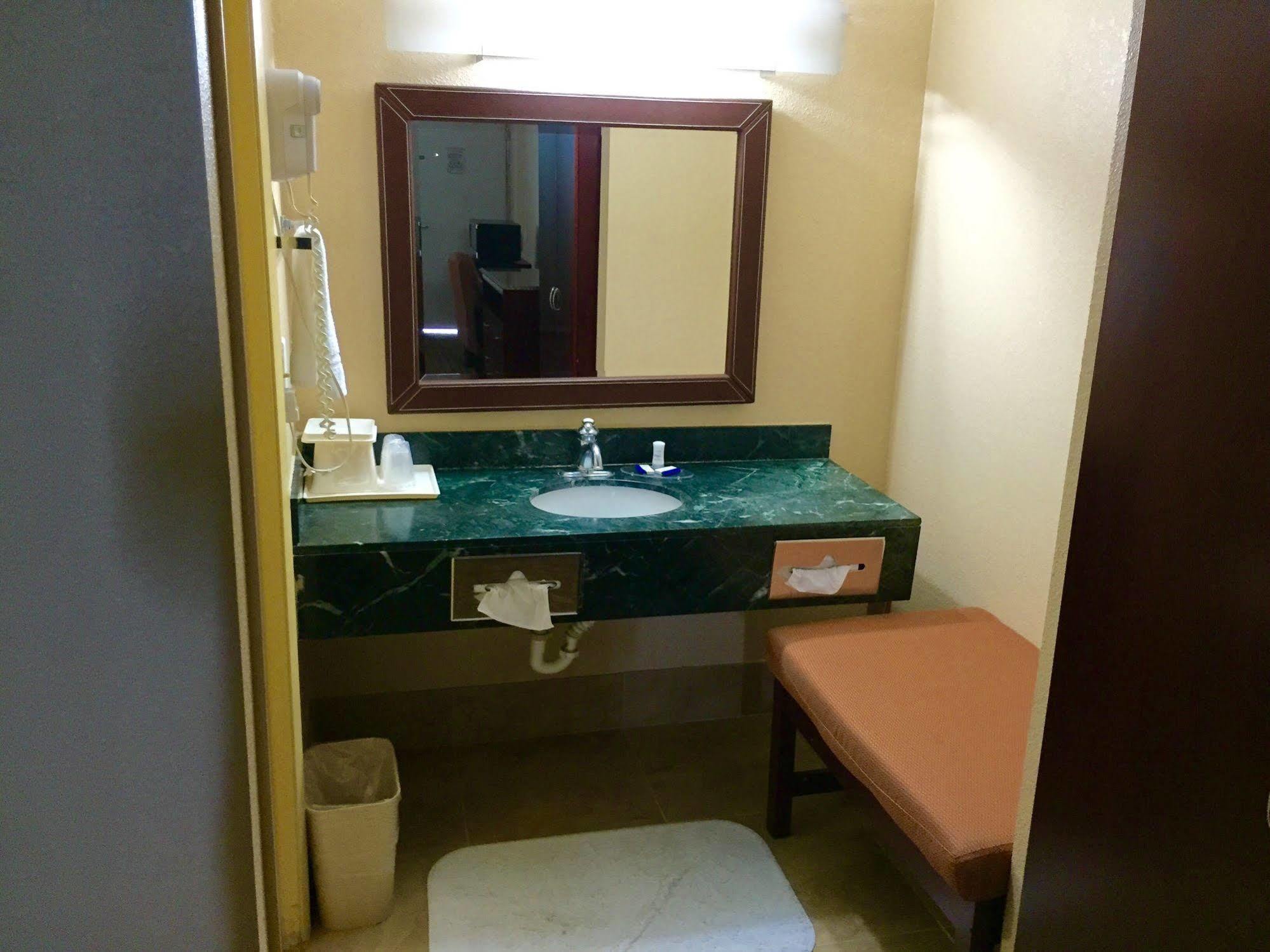 Rodeway Inn Bushnell Екстериор снимка