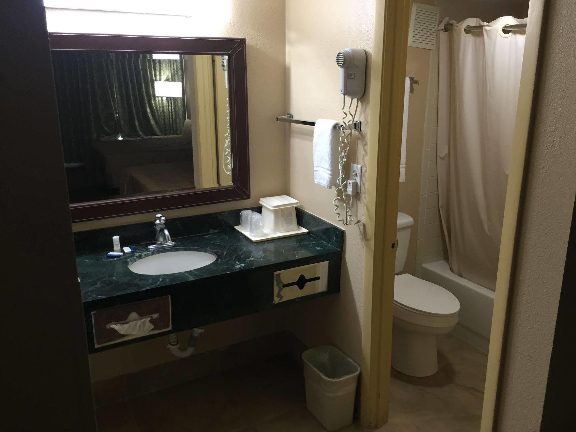 Rodeway Inn Bushnell Екстериор снимка