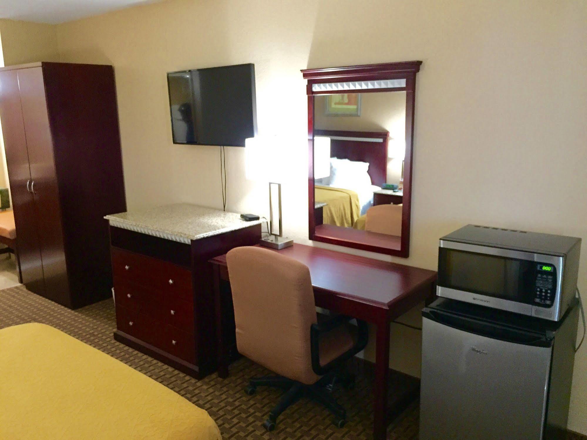 Rodeway Inn Bushnell Екстериор снимка