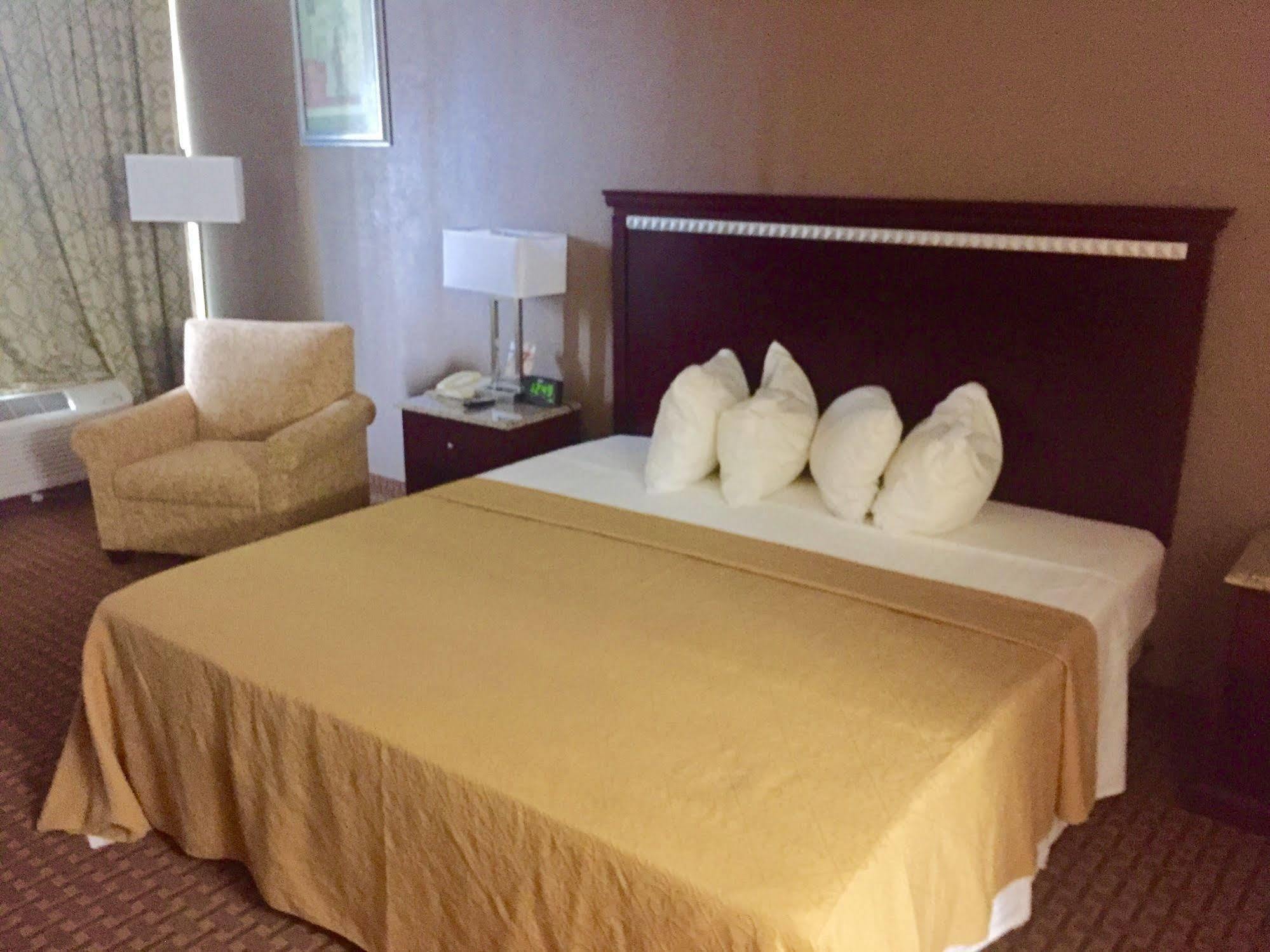 Rodeway Inn Bushnell Екстериор снимка
